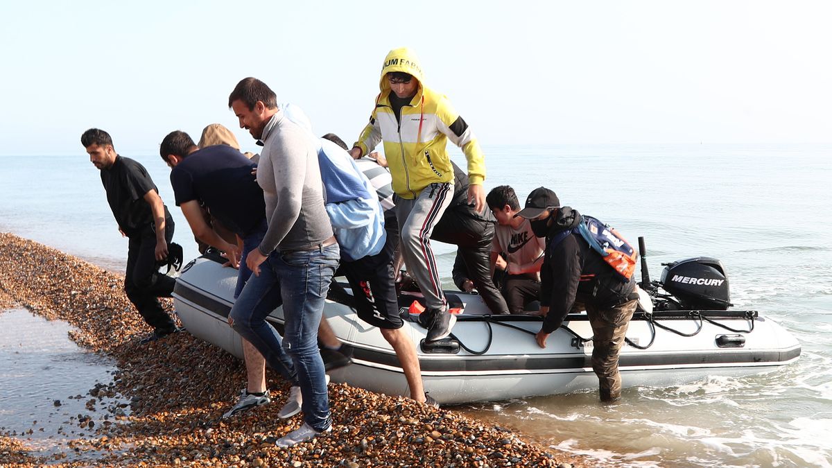 مهاجرون على قارب مطاطي على شواطىء بريطانيا 