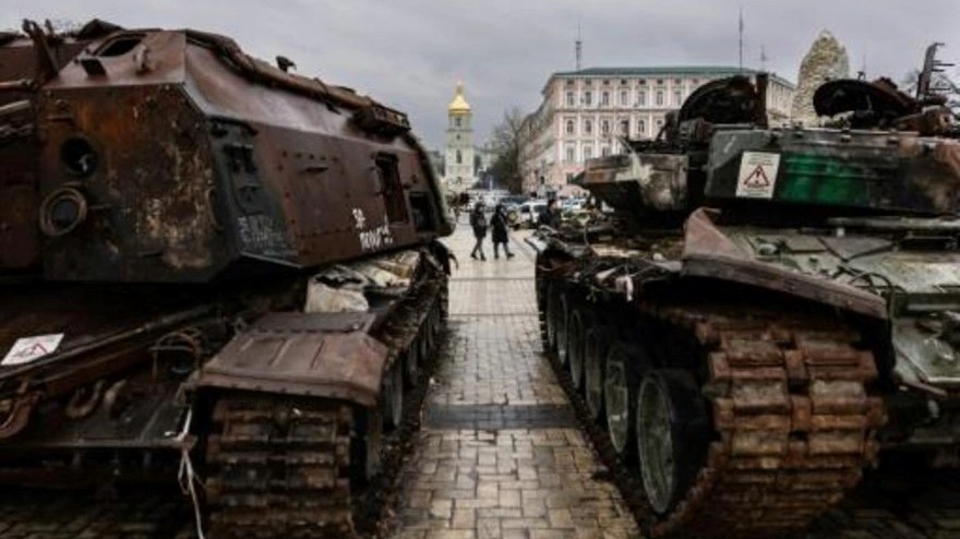 مارة قرب دبابات روسية مدمرة خلال معرض في الهواء الطلق في العاصمة الأوكرانية كييف في الخامس من كانون الثاني/يناير 2023