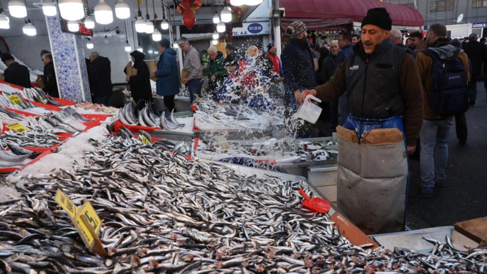 صياد يعرض أسماكه في سوق عام حيث يتسوق العملاء قبل احتفالات رأس السنة الجديدة في منطقة أولوس التاريخية في أنقرة في 30 ديسمبر 2022 