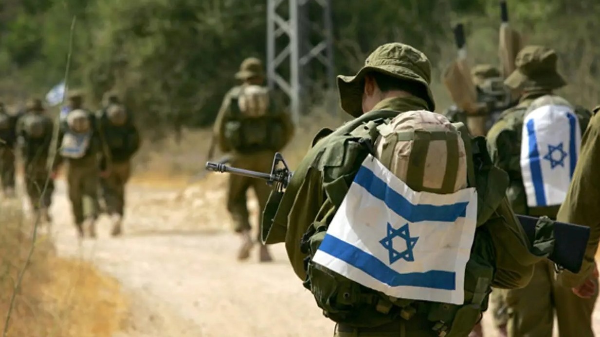 مظليون تابعون للجيش الإسرائيلي يسيرون في الريف الإسرائيلي