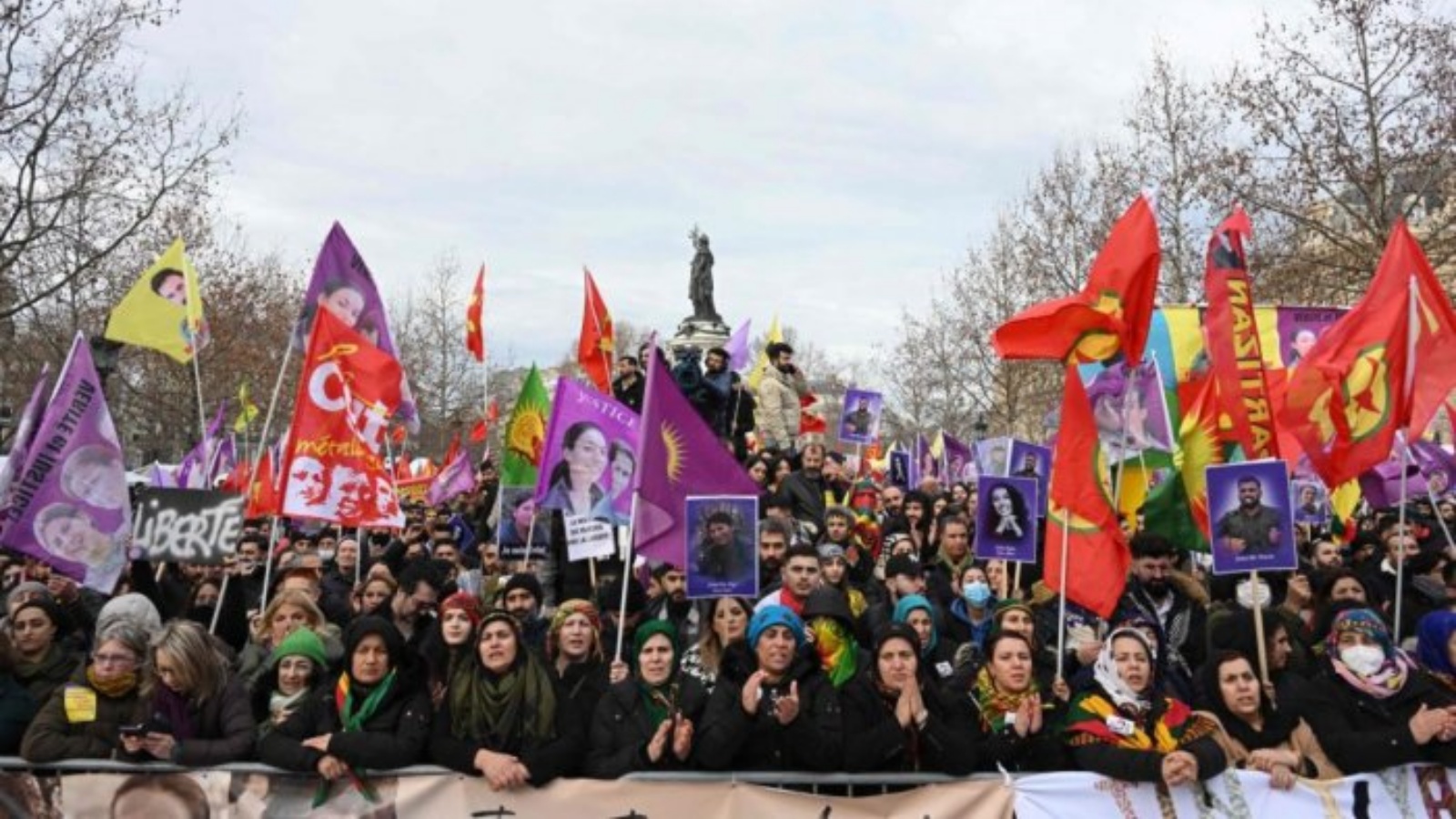 متظاهرون يتجمعون في ساحة الجمهورية خلال مسيرة إحياء لذكرى النشطاء الأكراد الثلاثة الذين قُتلوا في يناير 2013، في باريس