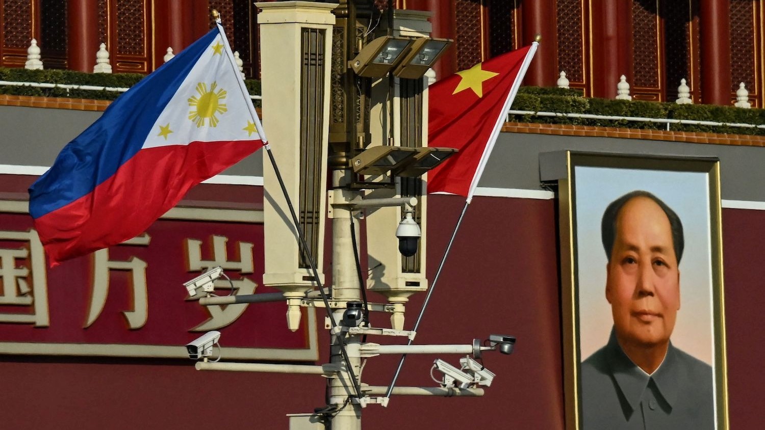 شوهد العلمان الوطنيان للفيليبين والصين بالقرب من بوابة تيانانمين خلال الزيارة الرسمية التي قام بها الرئيس الفلبيني فرديناند ماركوس جونيور إلى بكين الأربعاء
