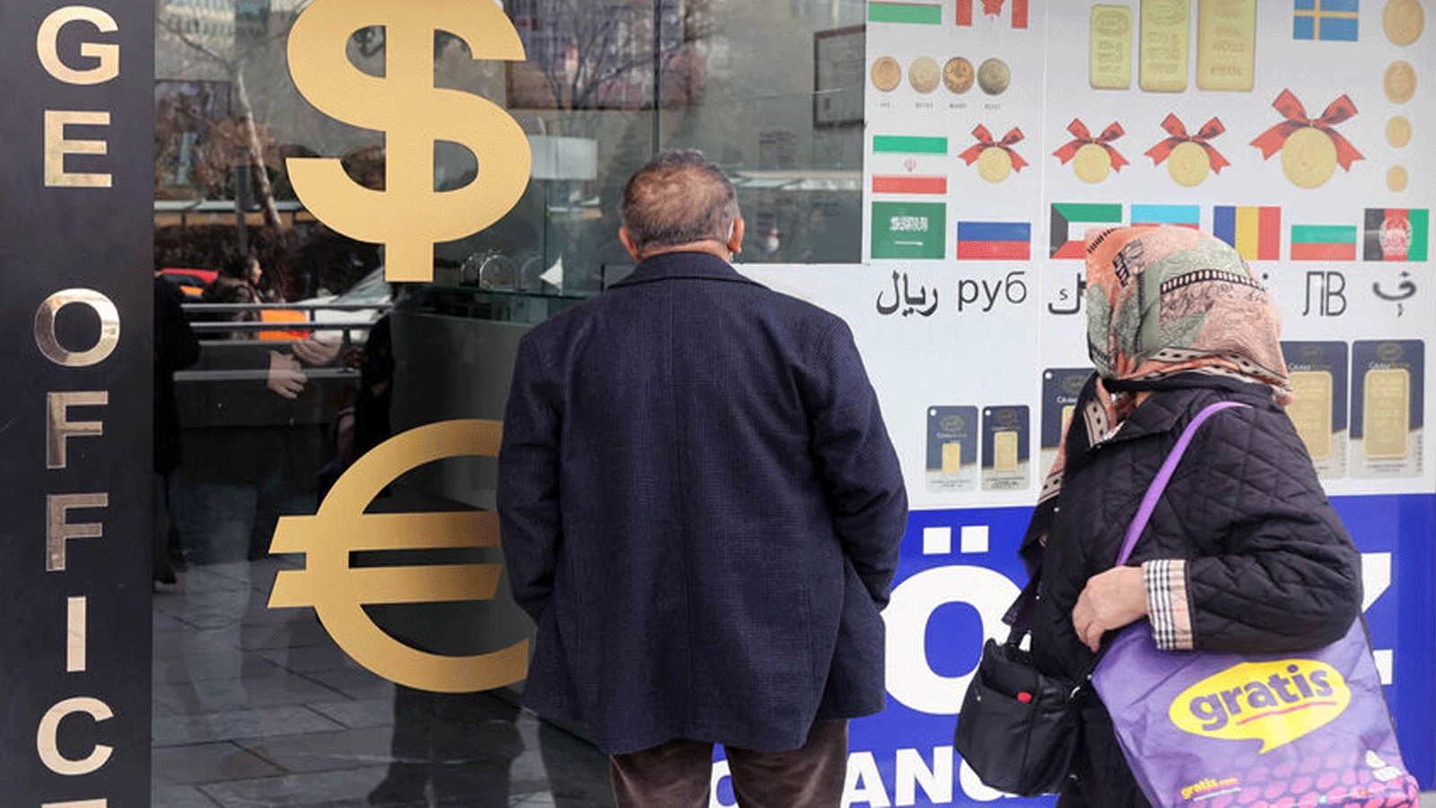 مواطنون يراقبون أسعار تداول العملات في تركيا(أرشيفية)