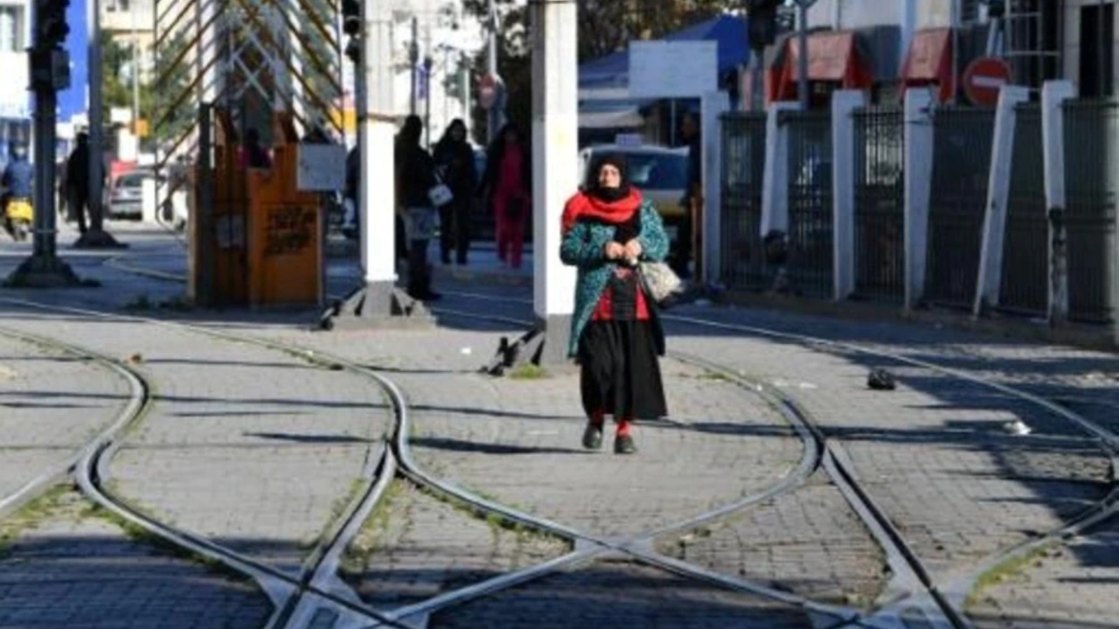امرأة بجوار محطة ترام بالعاصمة تونس في 2 يناير 2023 بعد إضراب العاملين 