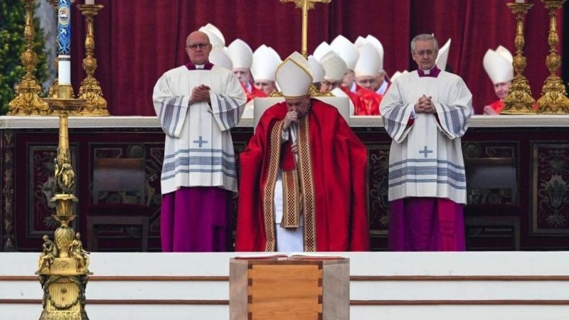 البابا فرنسيس مترئساً رتبة دفن سلفة البابا بنديكتوس السادس عشر في 5 يناير 2023