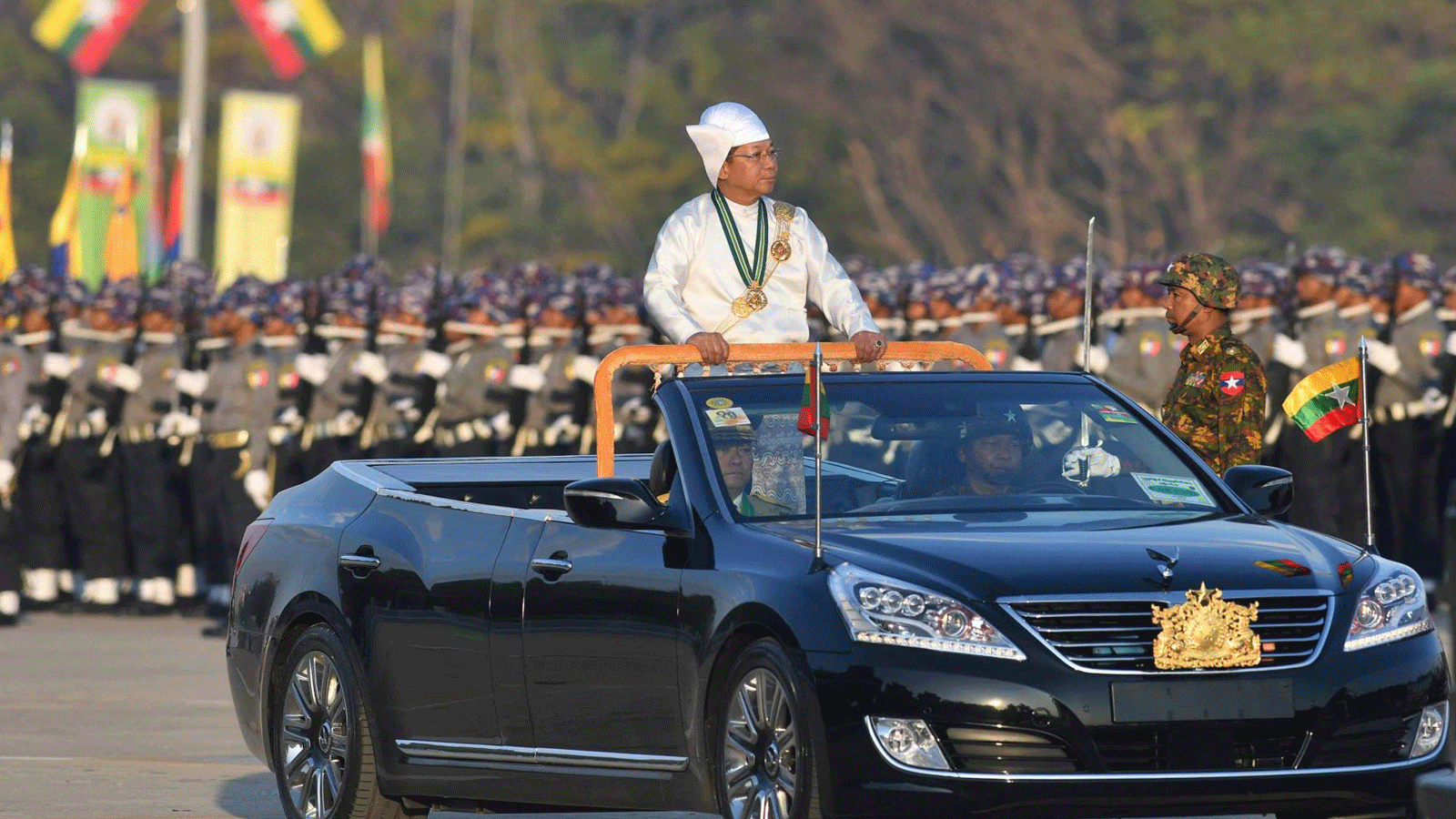 القائد العسكري لميانمار مين أونغ هلاينغ يقف في سيارة بينما يشرف على عرض عسكري في ساحة الاحتفال بعيد استقلال البلاد، في نايبيداو يوم الأربعاء 4 كانون الثاني\ يناير 2023