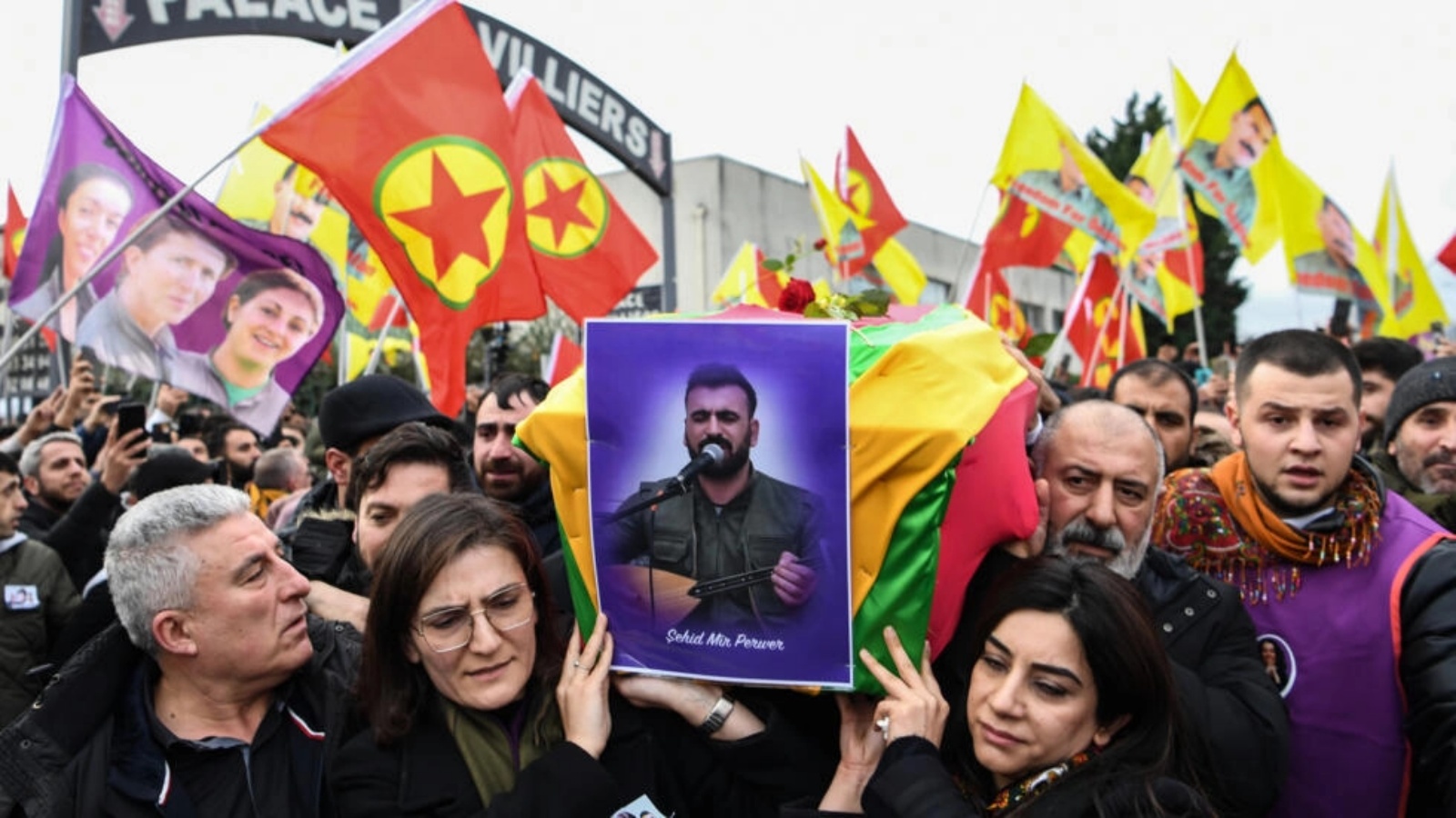 أكراد يشاركون في مراسم جنازة ضحايا إطلاق النار في باريس في 3 يناير 2023 في فيلييه لو بيل 