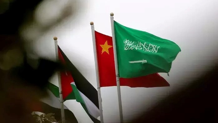 صورة تم التقاطها في 7 ديسمبر 2022 في أحد شوارع الرياض تظهر العلمين الصيني والسعودي قبل زيارة الرئيس الصيني للعاصمة السعودية