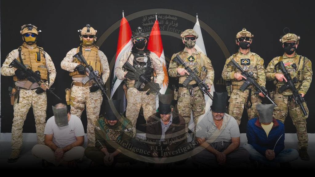 صورة وزعتها الداخلية العراقية لمعتقلين يتاجرون بالمخدرات وقعوا بقبضة القوات الامنية