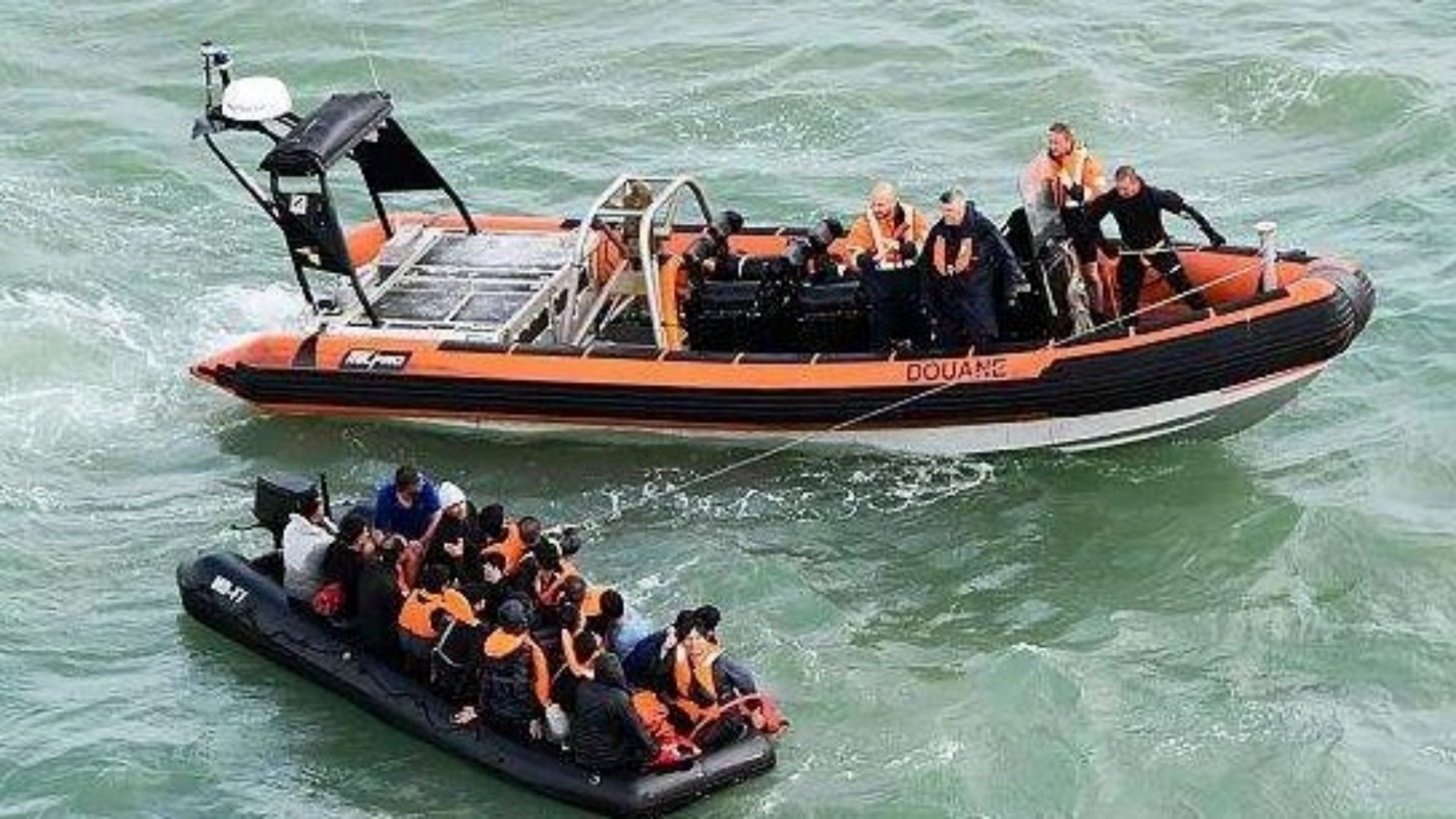 محاولة لانقاذ مهاجرين غير شرعيين عبر القنال الانكليزي