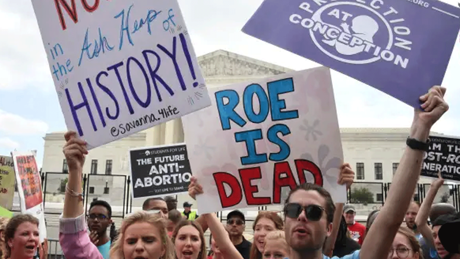  معارضو الإجهاض يحتفلون خارج المحكمة العليا الأميركية في واشنطن العاصمة. 24 حزيران\يونيو 2022.