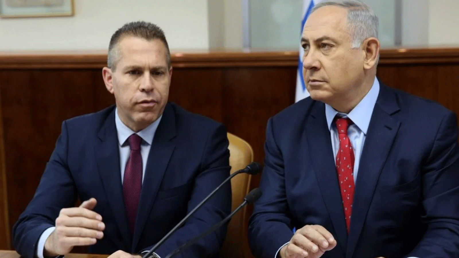 رئيس الوزراء الإسرائيلي بنيامين نتنياهو، من اليمين، وجلعاد إردان، على اليسار، المبعوث الإسرائيلي لدى الأمم المتحدة والولايات المتحدة