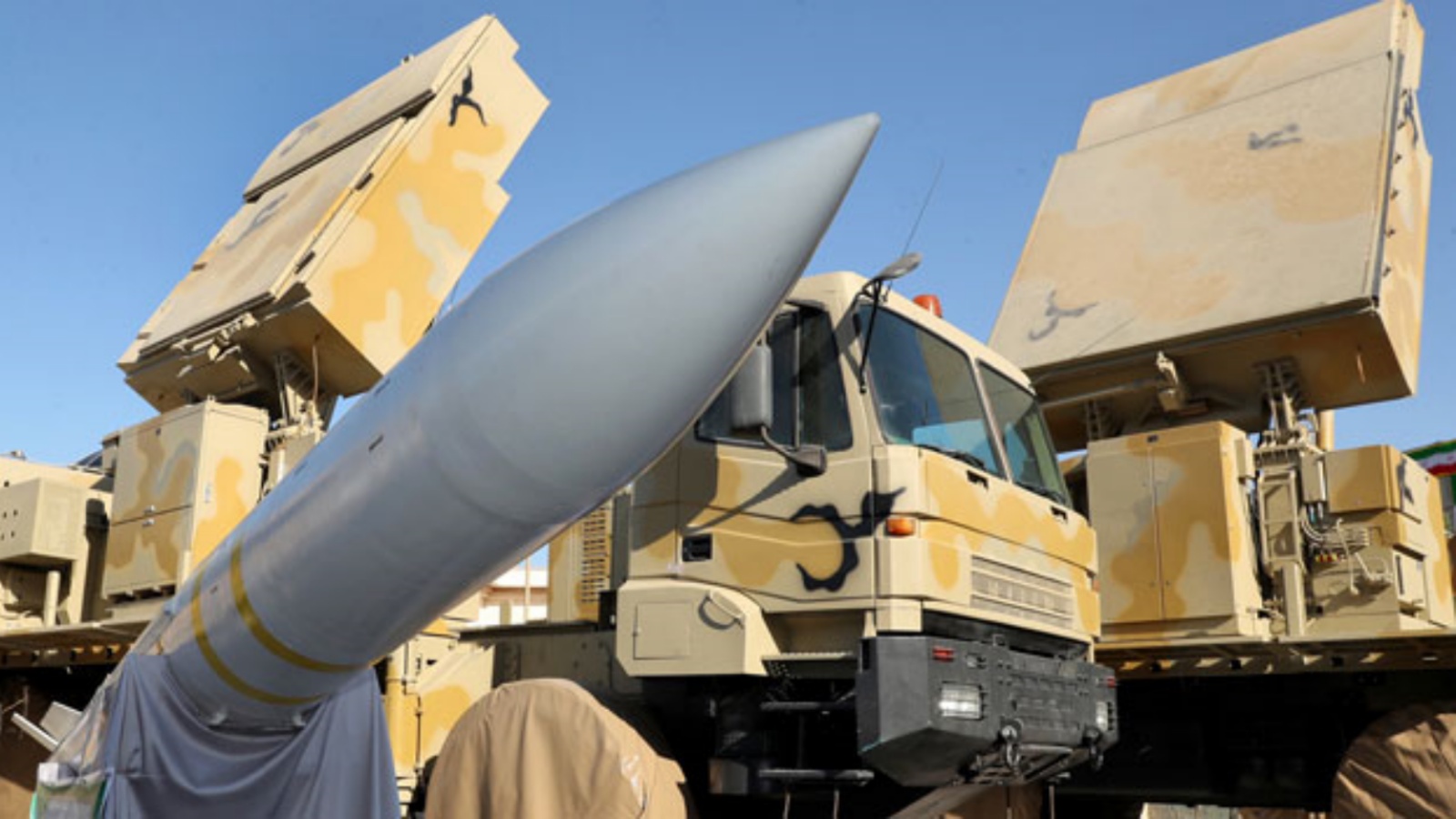 صورة منشورة قدمها مكتب الرئاسة الإيرانية تظهر نظام صواريخ دفاع جوي إيراني الصنع بافار 373 خلال حفل أقيم في طهران في 22 أغسطس 2019.