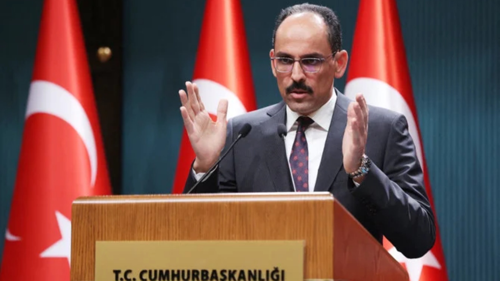 المتحدث باسم الرئاسة التركية إبراهيم قالن يعقد مؤتمراً صحفياً في أنقرة، في 25 مايو 2022