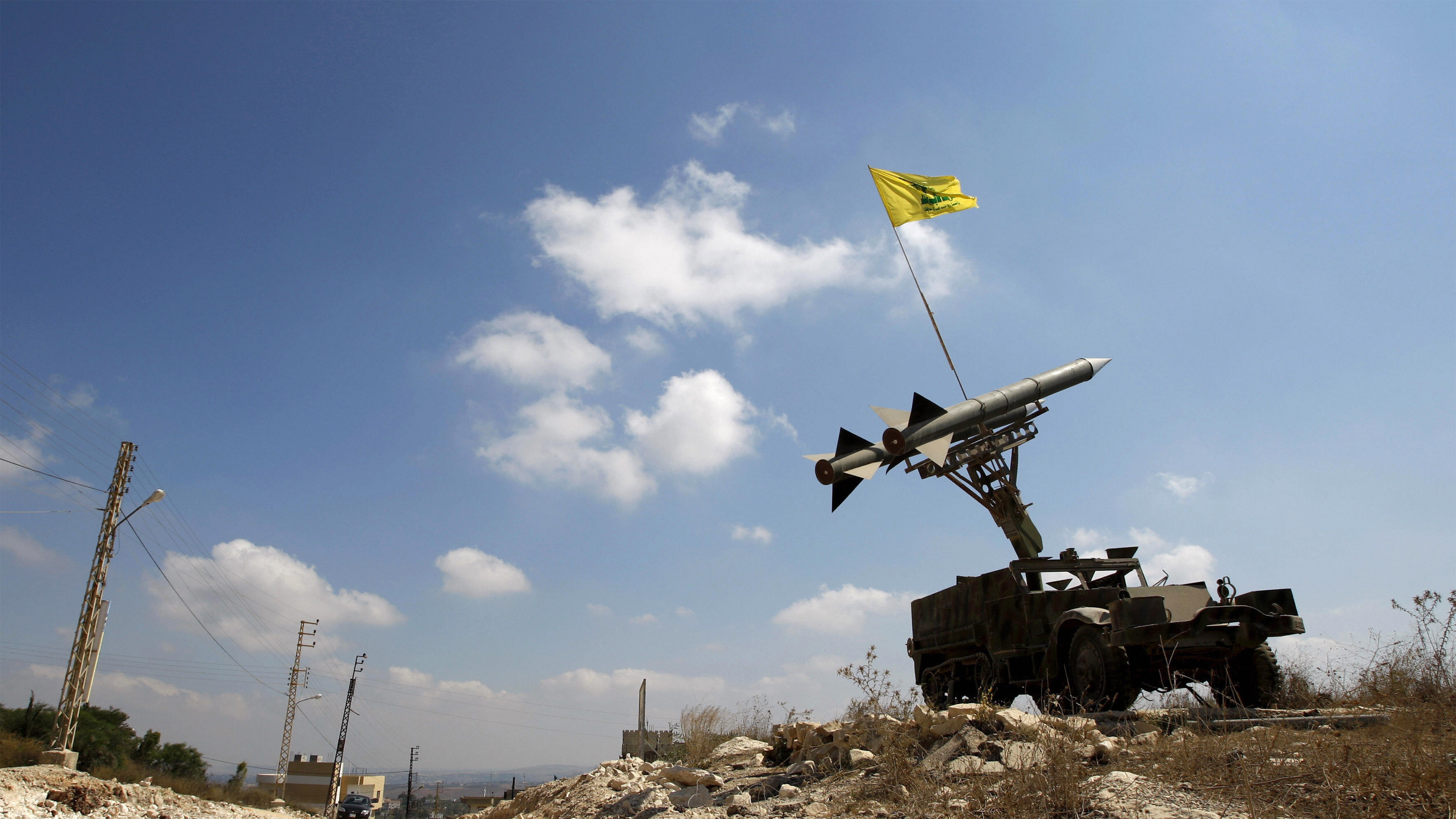 صاروخ إيراني الصنع من ترسانة حزب الله الصاروخية في جنوب لبنان