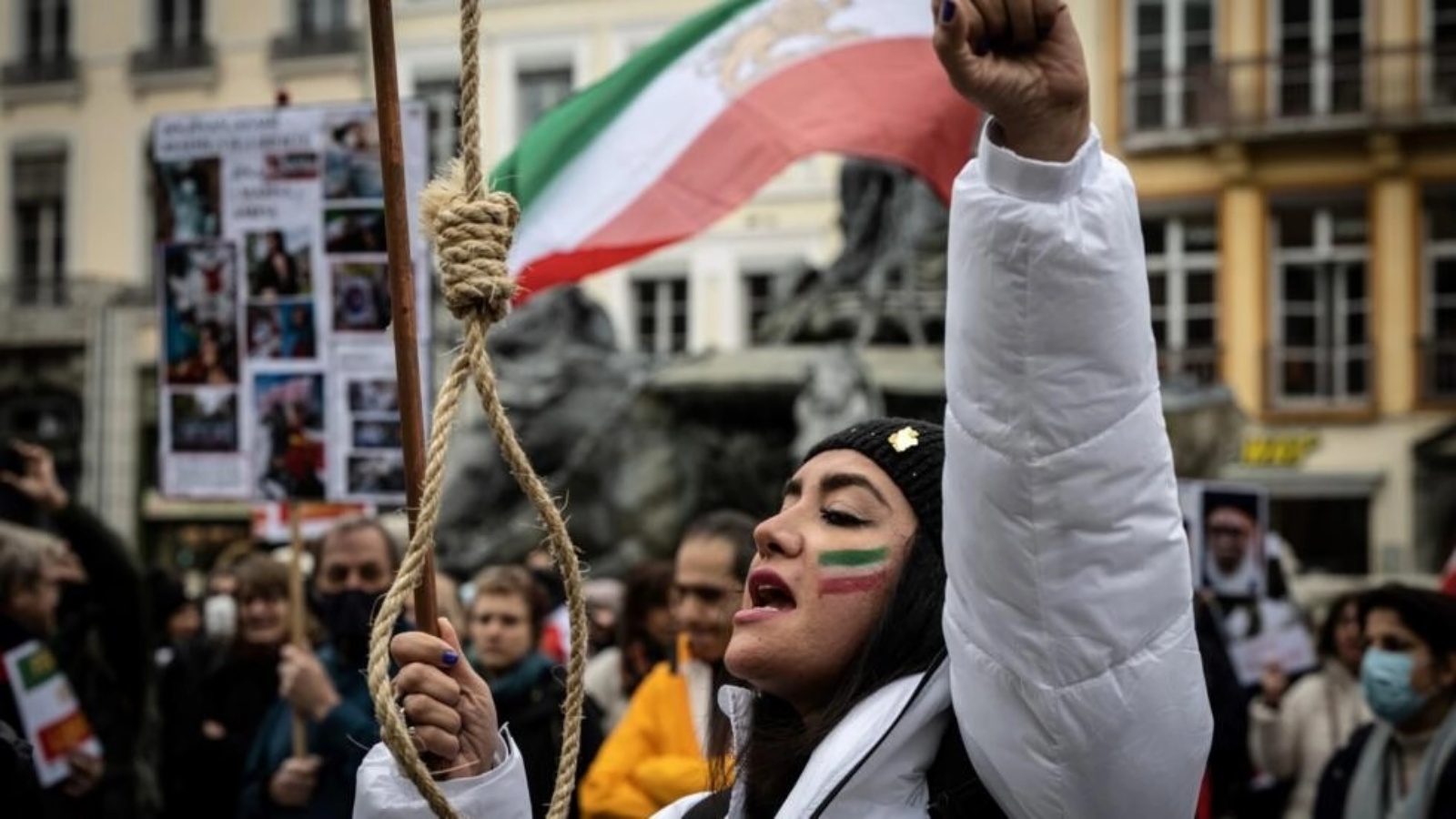 شابة ترفع حبل مشنقة خلال تظاهرة تنديد بالنظام الإيراني في ليون بفرنسا، في 8 يناير 2023