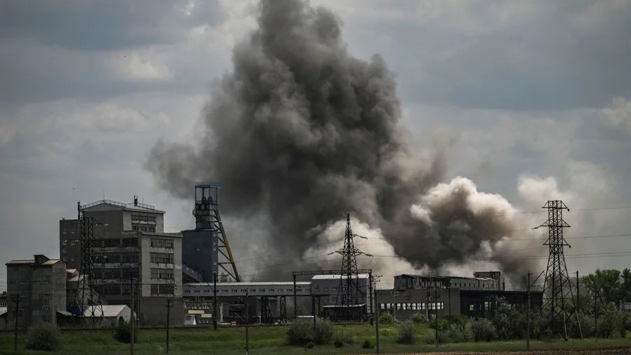 الدخان يتصاعد بعد غارة على مصنع في مدينة سوليدار، في منطقة دونباس بشرق أوكرانيا