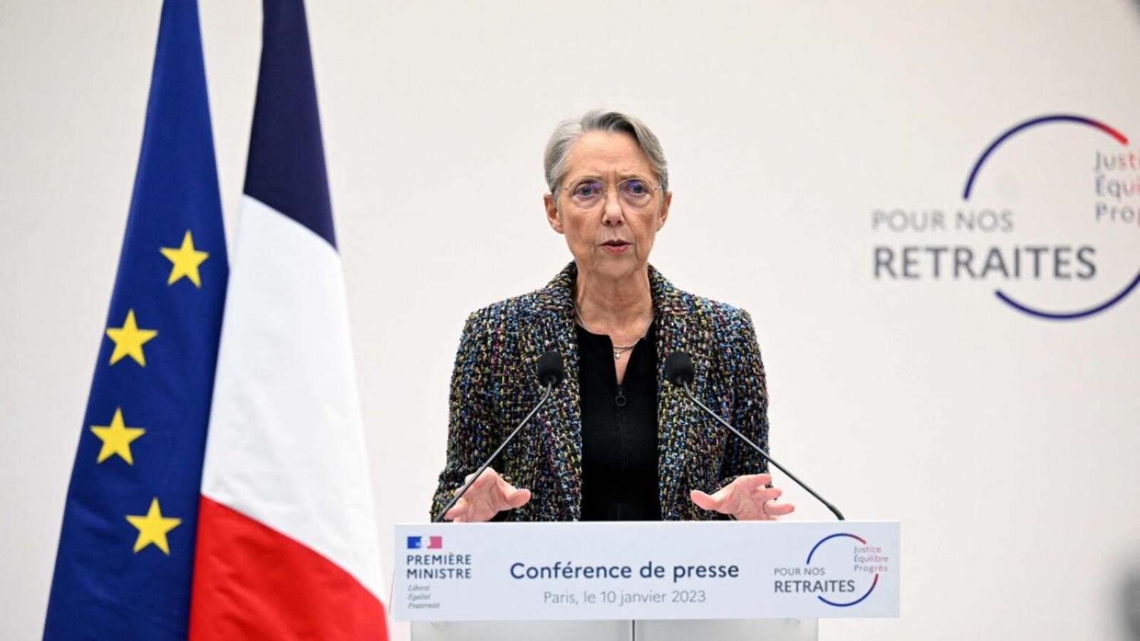 رئيسة الوزراء الفرنسية إليزابيث بورن في مؤتمر صحفي لتقديم خطة الحكومة لإصلاح نظام التقاعد في باريس يوم الثلاثاء