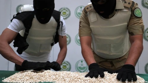ضباط من مديرية مكافحة المخدرات التابعة لوزارة الداخلية السعودية يفرزون أقراص الكبتاغون المضبوطة في مارس 2022 والمشتبه أنها آتية من سوريا من طريق لبنان