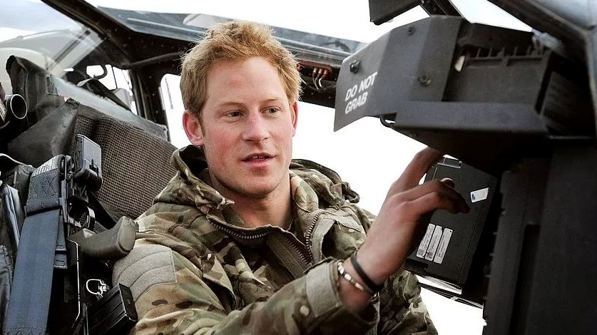 الأمير هاري على متن طوافة عسكرية خلال وجوده في افغانستان - أرشيف 