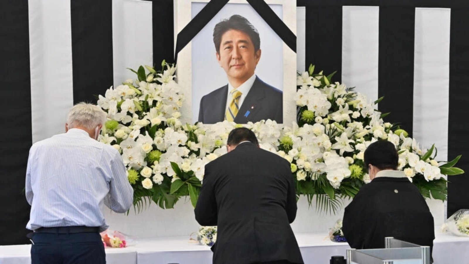 يابانيون يكرمون ذكرى رئيس الوزراء السابق شينزو آبي في جنازته في 27 سبتمبر 2022 في طوكيو