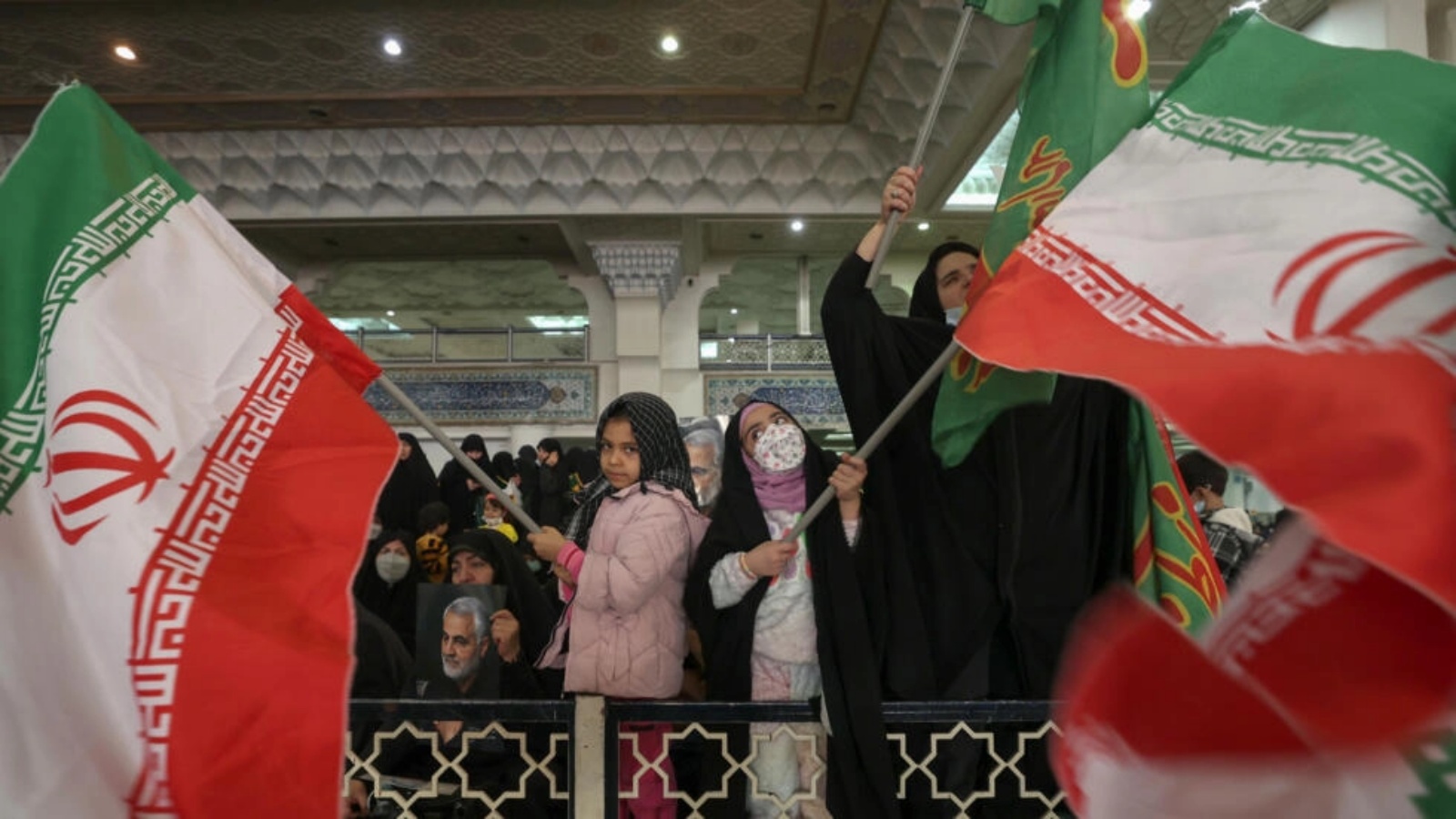 صورة مؤرخة في 3 يناير 2023 لإيرانيات يرفعن علم بلادهن في طهران