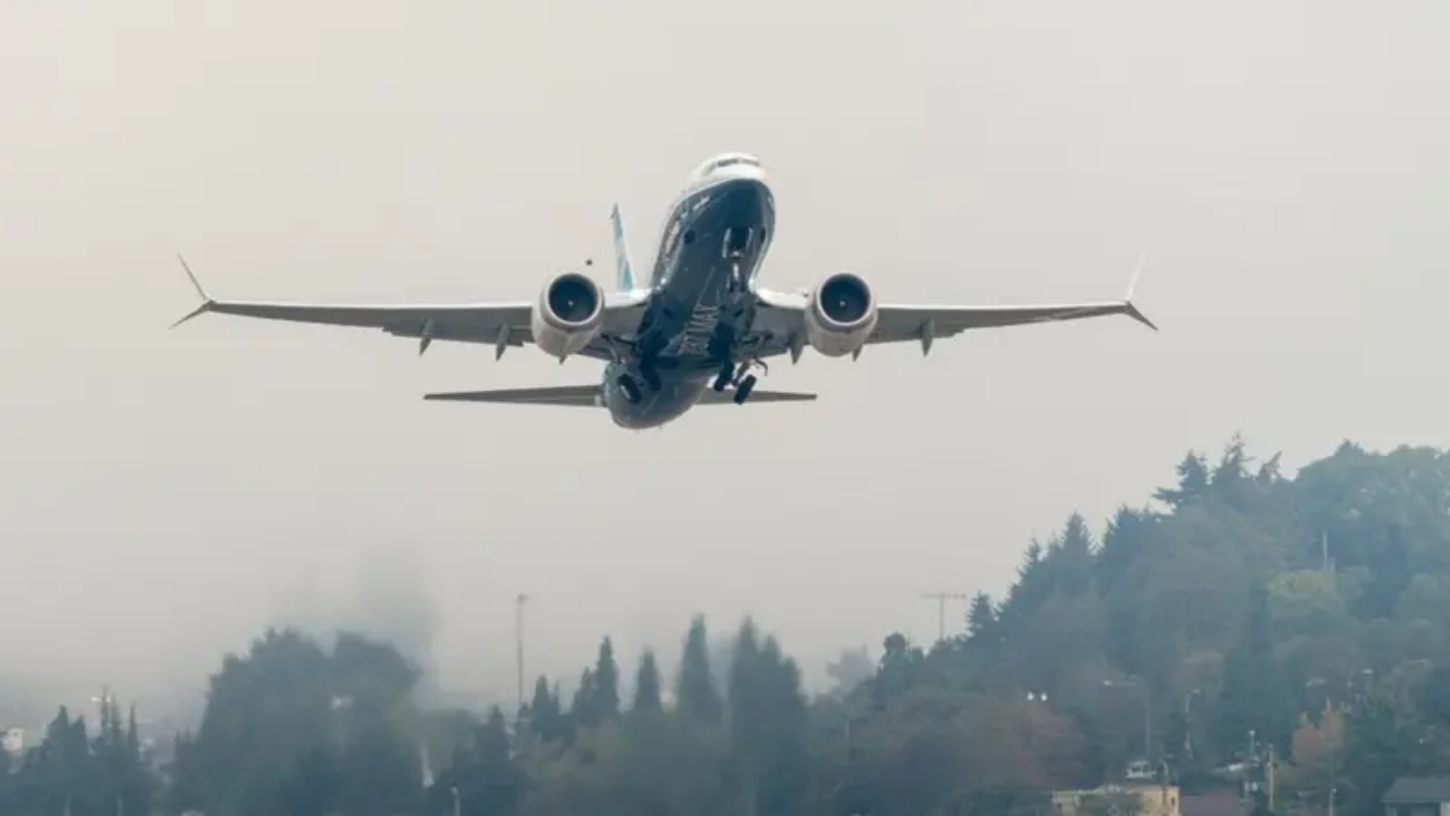طائرة بوينج 737 ماكس يقودها رئيس إدارة الطيران الفيدرالية ستيف ديكسون تقلع خلال رحلة تجريبية من بوينج فيلد، في 30 سبتمبر 2020 في سياتل، واشنطن