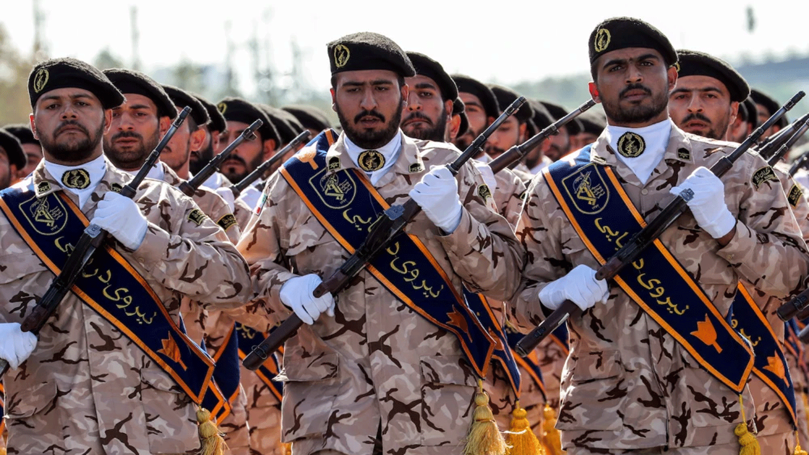 عناصر من الحرس الثوري الإيراني يسيرون خلال عرض عسكري في طهران