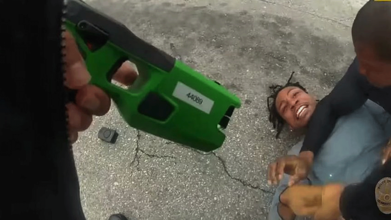 كينان أندرسن أثناء توقيفه من قبل الشرطة الأميركية(تويتر)