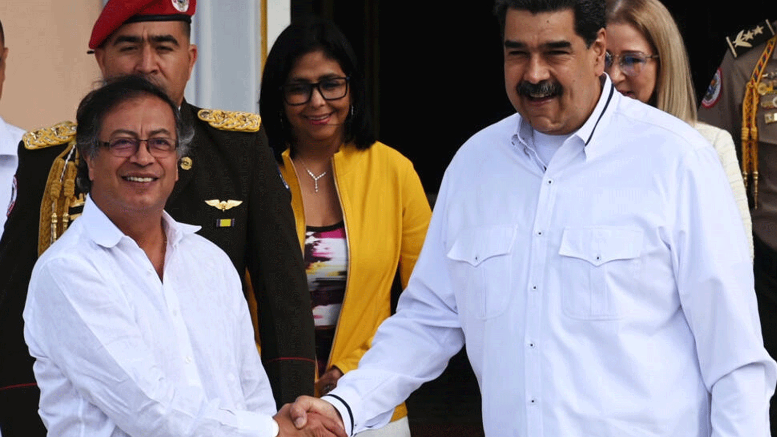 الرئيس الفنزويلي نيكولاس مادورو (إلى اليمين) ونظيره الكولومبي غوستافو بيترو (يسار) يتصافحان قبل اجتماع خاص في قصر ميرافلوريس الرئاسي في كاراكاس. 7كانون الثاني\ يناير 2023