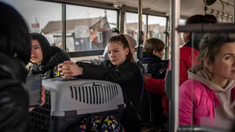 لاجئات أوكرانيات يجلسن في حافلة عند معبر ميديكا الحدودي في جنوب شرق بولندا في 27 مارس 2022