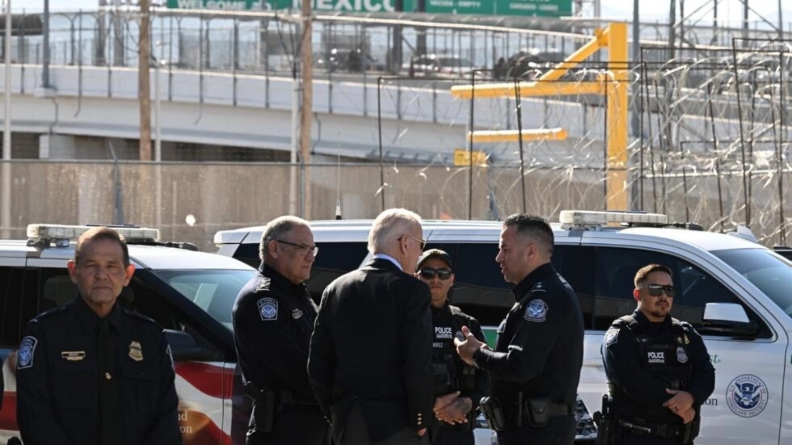 الرئيس الأميركي جو بايدن (وسط) يتحدث مع مسؤولين في الجمارك الأميركية وشرطة حماية الحدود على معبر جسر الأميركيتين في مدينة إل باسو بولاية تكساس في 8 يناير 2023