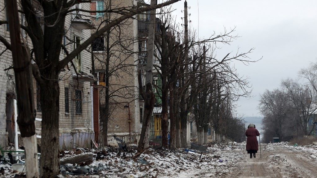 شخص يمشي في أحد شوارع بلدة سيفرسك بمنطقة دونيتسك في 13 يناير 2023