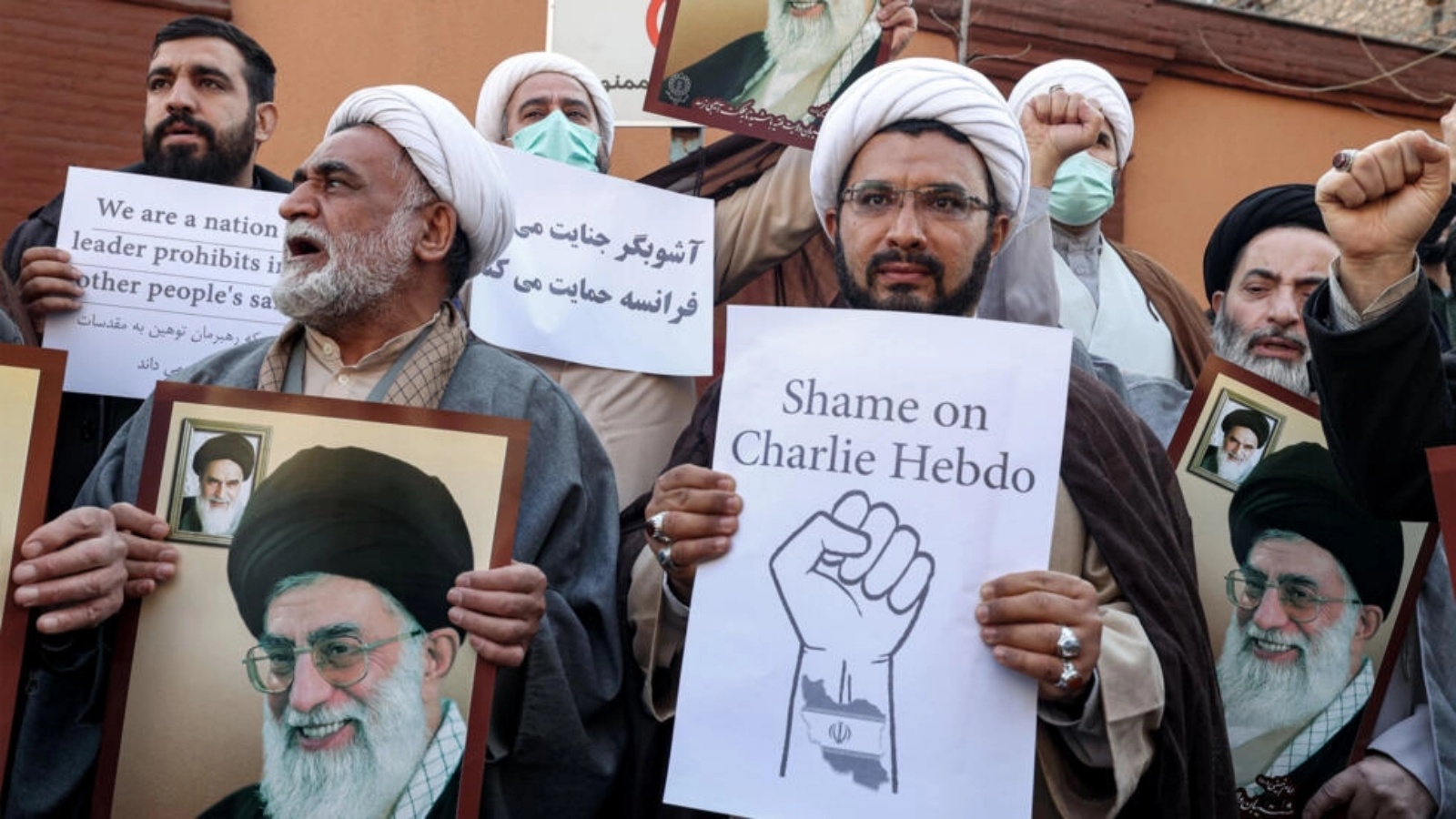 متظاهرون يرفعون صورا للمرشد الأعلى آية الله علي خامنئي خلال احتجاج أمام السفارة الفرنسية في طهران للتنديد برسوم شارلي إيبدو، الأحد 8 يناير 2023