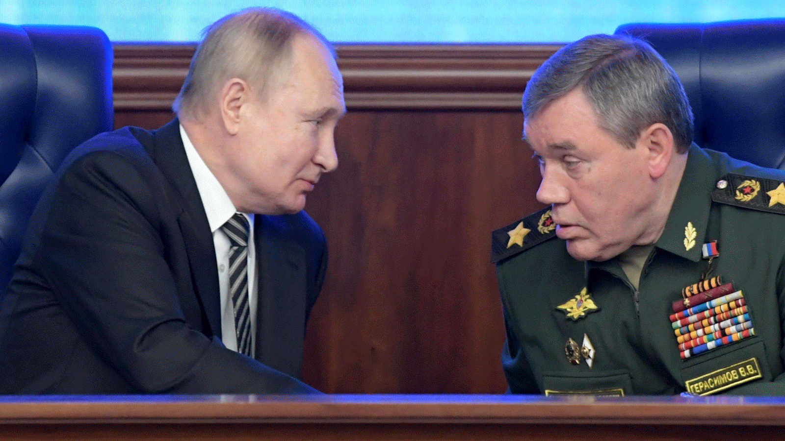 الجنرال فاليري غيراسيموف يحادث الرئيس الروسي فلاديمير بوتين
