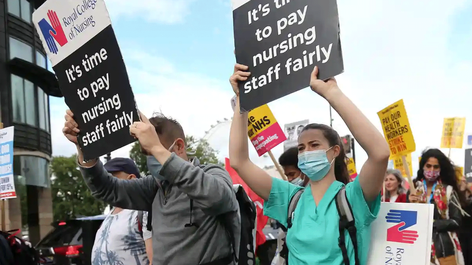 ممرضون يتظاهرون طلبا لزيادة الأجور في المملكة المتحدة