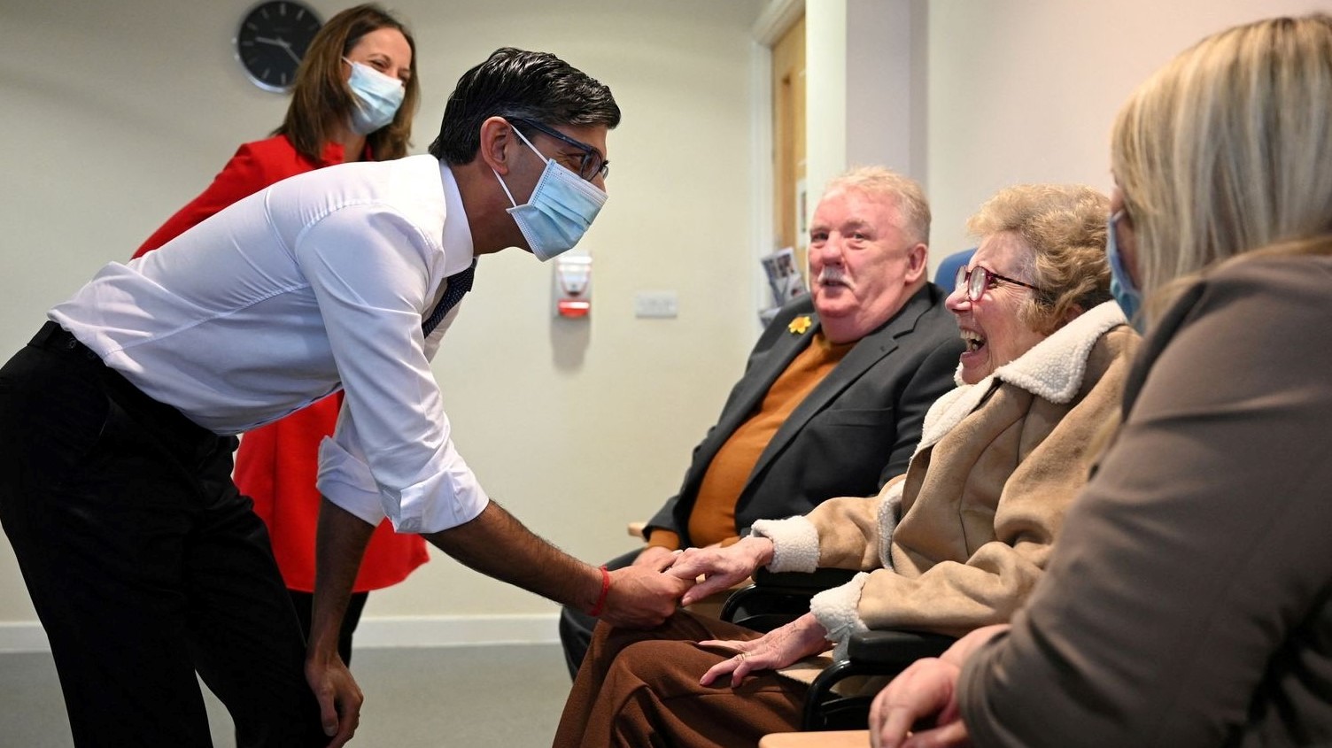 رئيس الوزراء البريطاني في زيارة لأحد بيوت الرعاية الصحية 