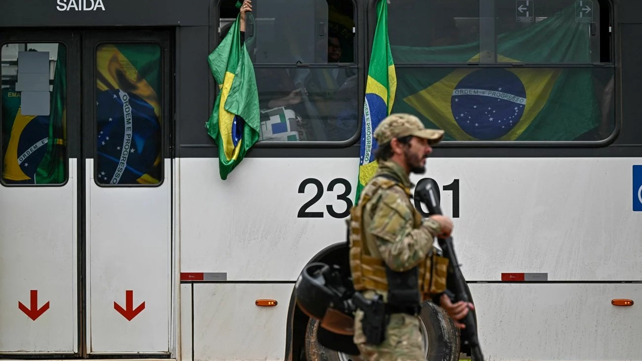 أنصار الرئيس البرازيلي السابق اليميني المتطرف ، جاير بولسونارو ، يتم احتجازهم لدى الشرطة في حافلات إلى مقر الشرطة الفيدرالية
