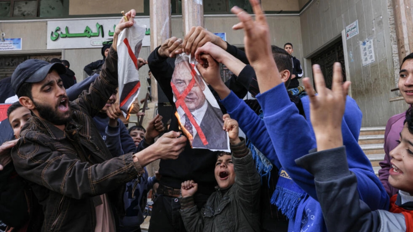 متظاهرون فلسطينيون يحرقون صورة لرئيس الوزراء الإسرائيلي بنيامين نتانياهو خلال تجمع في رفح جنوب قطاع غزة في 6 يناير 2023 