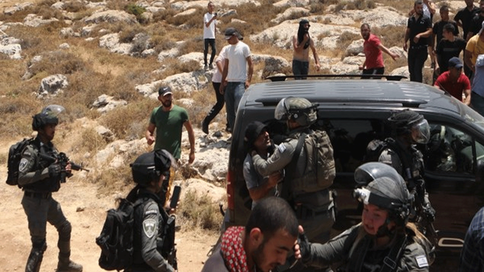 عناصر من الجيش الإسرائيلي في مواجهة مع فلسطينيين