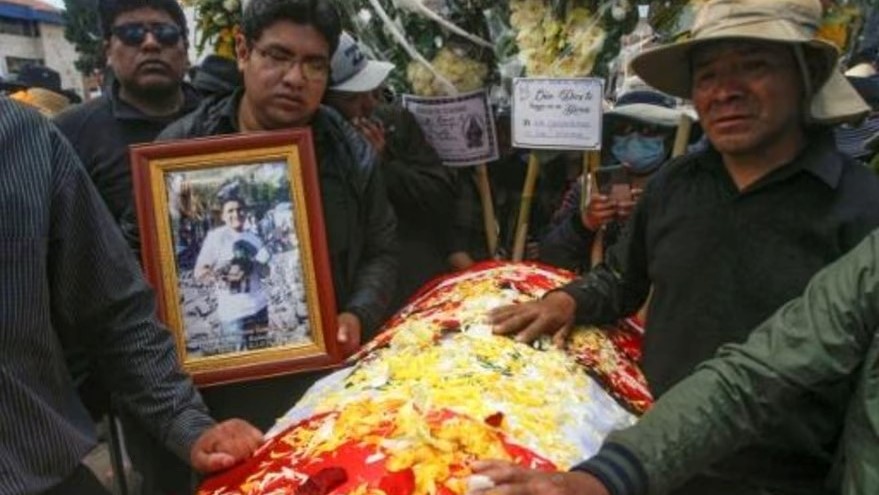 أقارب وأصدقاء ضحايا اشتباكات بين متظاهرين وشرطيين بيروفيين يحملون نعوشًا في مدينة خولياكا في جنوب البيرو في 11 كانون الثاني/يناير 2023