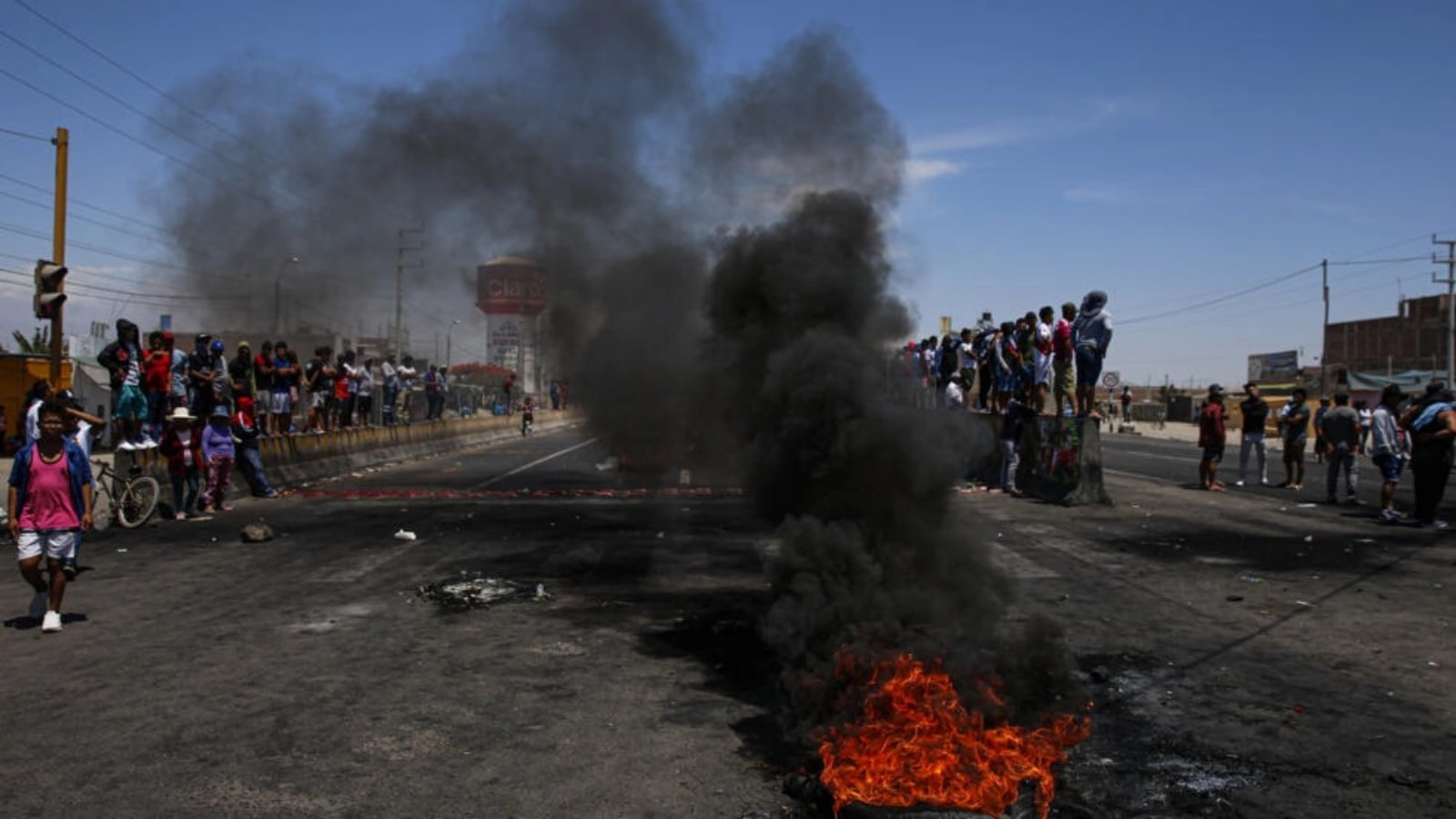 متظاهرون يغلقون طريقًا للمطالبة باستقالة الرئيسة دينا بولوارتي في إيكا في جنوب البيرو في 6 يناير 2023 