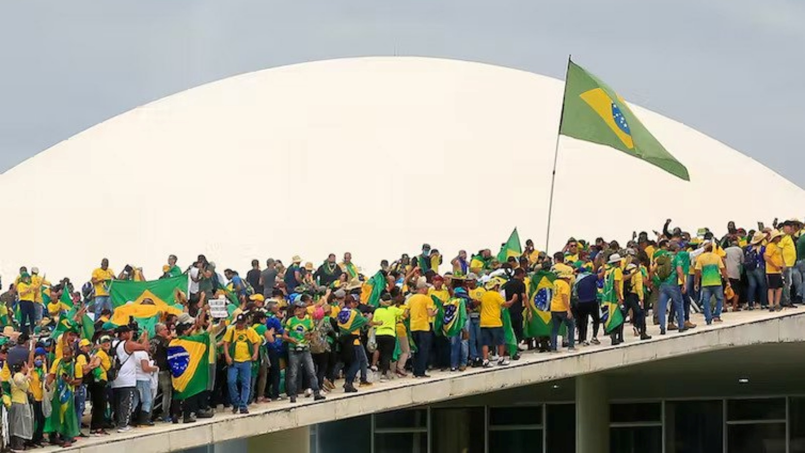 أنصار الرئيس البرازيلي السابق جاير بولسونارو يغزون الكونغرس الوطني في برازيليا في 8 يناير 2023