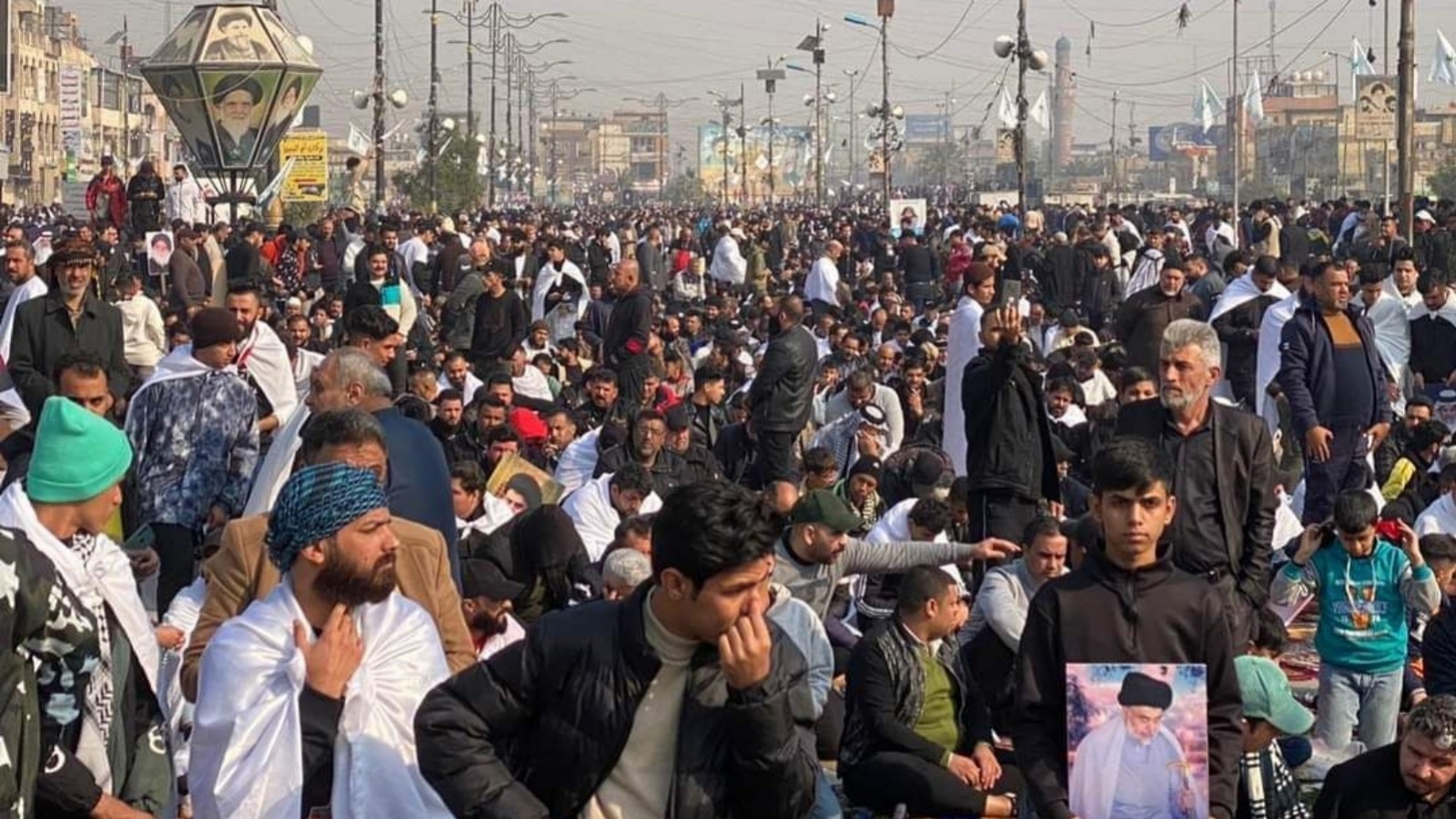 جموع المشاركين في صلاة الجمعة الموحدة الشيعية السنية للتيار الصدري في بغداد الجمعة 13 يناير 2023 (الوكالة الوطنية)