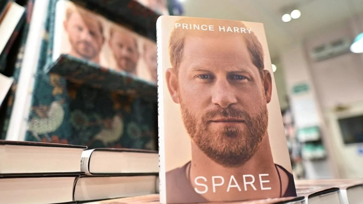 كتاب مذكرات الأمير هاري معروضًا في المكتبات