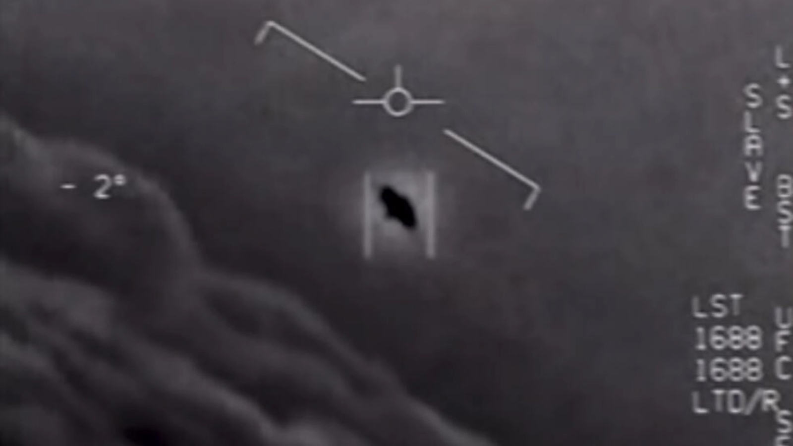صورة ملتقطة عن الشاشة في 28 أبريل 2020 وزعتها وزارة الدفاع الأميركية لشريط فيديو يظهر جسماً طائراً غامضاً