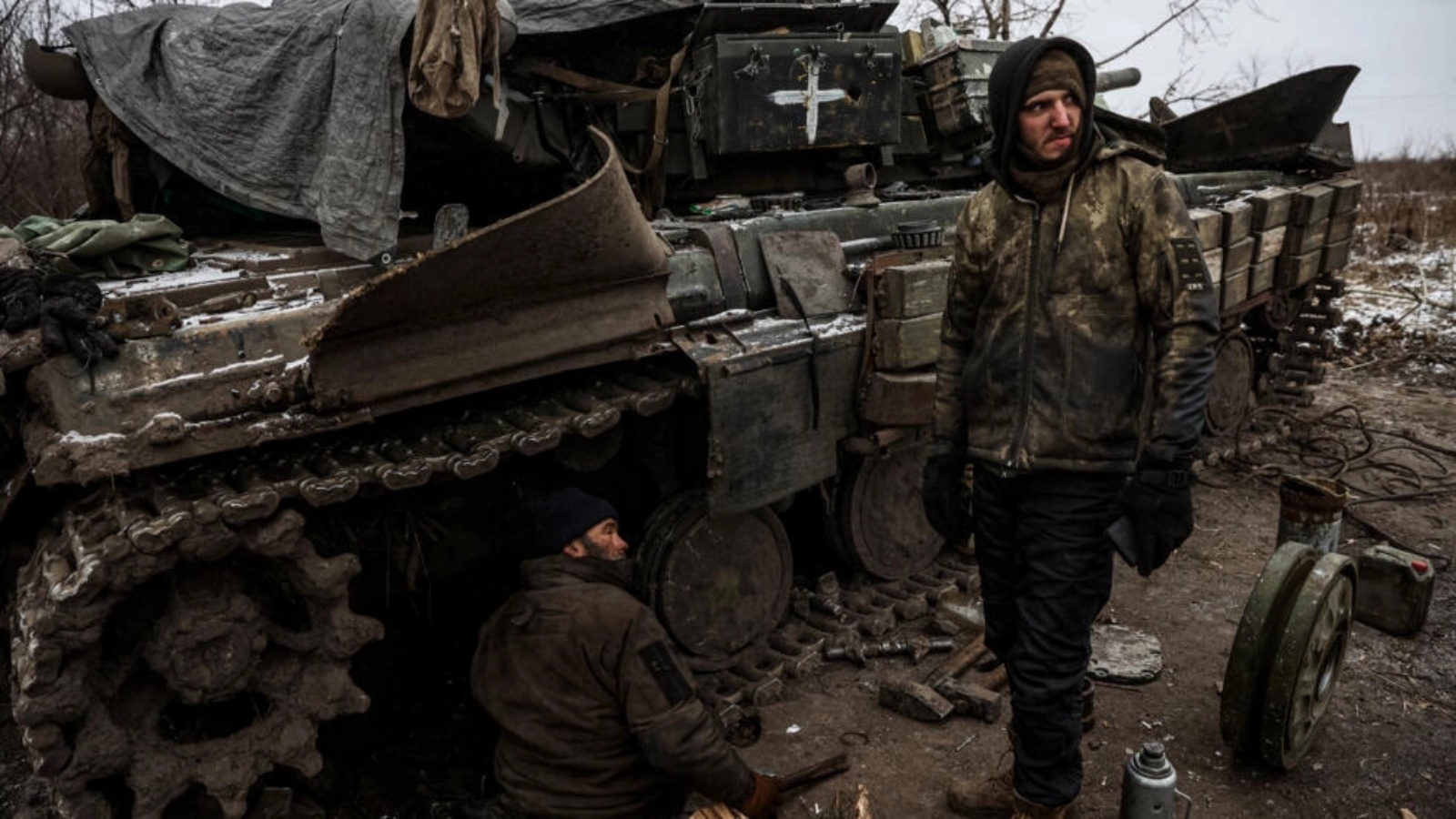 جنود اوكرانيون يصلحون دبابة على خط الجبهة في منطقة لوغانسك في 12 يناير 2023 