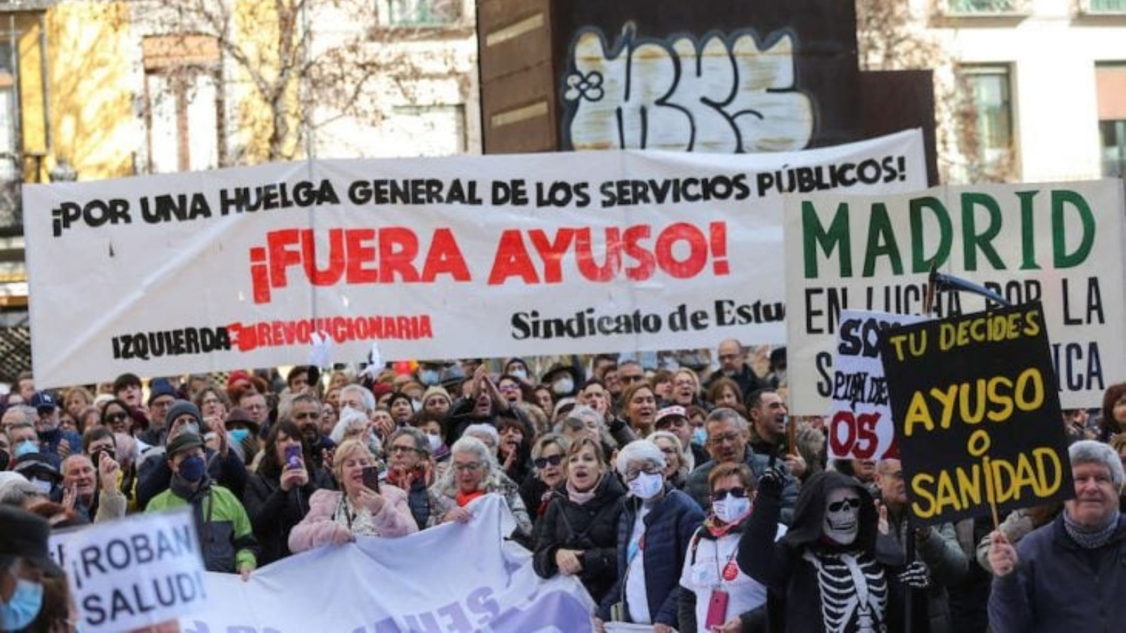 تظاهر عشرات آلاف الأشخاص في وسط مدريد الأحد 15 يناير 2023 للمطالبة بوضع حد لتدابير اقتطاع وخصخصة تطال خدمات قطاع الصحة العامة 