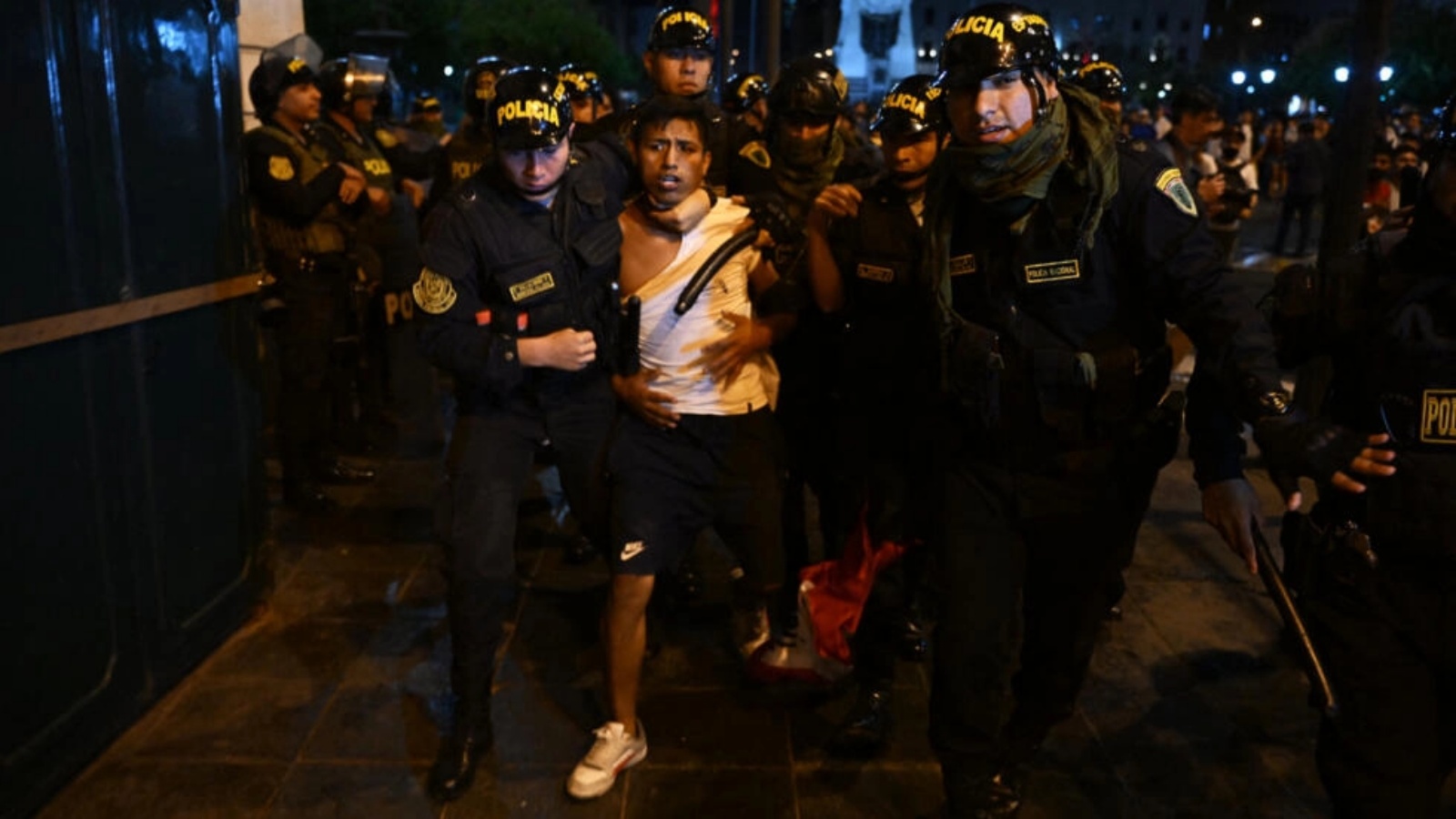 رجال الشرطة يعتقلون أحد المتظاهرين خلال مظاهرة ضد حكومة رئيسة بيرو دينا بولوارتي في ليما في 12 يناير 2023.