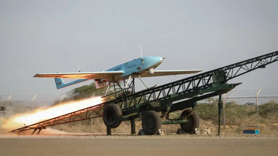 صورة منشورة تظهر إطلاق طائرة عسكرية بدون طيار في الهواء خلال مناورة على شاطئ خليج عمان في منطقة بلوشيستان الساحلية الإيرانية، في 7 نوفمبر 2021